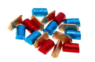 Beyaz arka plan üzerinde izole folyo çikolata şekerleme