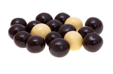 Beyaz arka planda izole çikolata topları