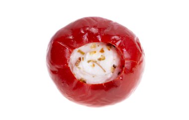 Beyaz arka planda izole edilmiş peynirli kırmızı biber.