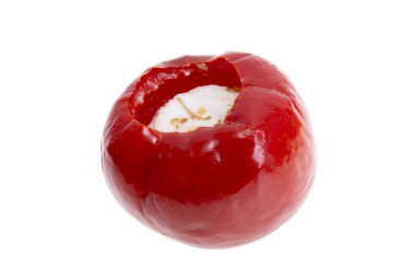 Beyaz arka planda izole edilmiş peynirli kırmızı biber.