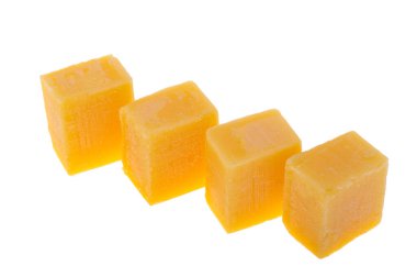 Beyaz arkaplanda izole edilmiş peynir küpleri