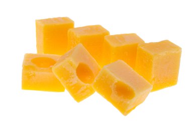 Beyaz arkaplanda izole edilmiş peynir küpleri