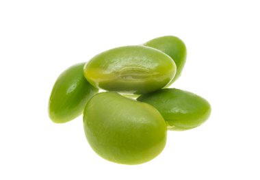 Beyaz arkaplanda yeşil fasulyeler izole