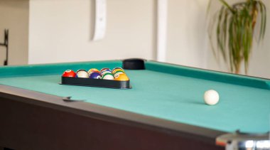 Oynamak için topları olan bilardo masası
