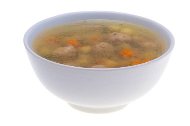 Köfte çorbası beyaz arkaplanda izole edilmiş.
