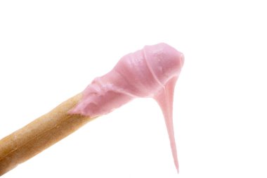 Beyaz arka planda izole edilmiş çilek kremalı bisküvi çubuğu