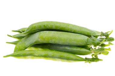 Beyaz arkaplanda taze taze bezelyeler