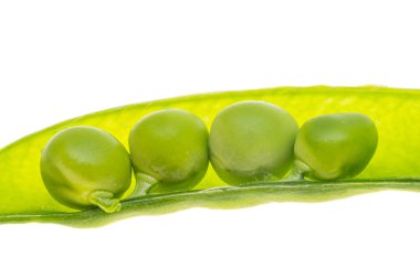 Beyaz arkaplanda taze taze bezelyeler