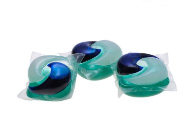 çamaşır kapsülü beyaz arkaplanda izole