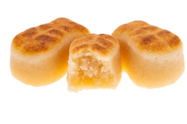 İspanyol marzipani beyaz arkaplanda izole edildi