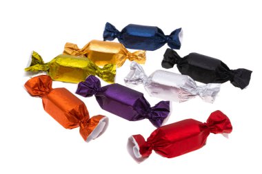 Beyaz arka planda izole edilmiş çikolata ambalajlı şekerler