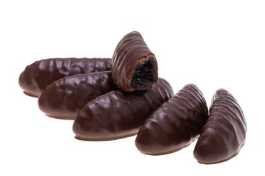 Beyaz arka planda izole edilmiş çikolatadaki jelatin şekerler