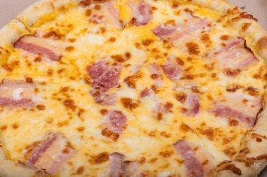 Beyaz arkaplanda izole edilmiş pizza