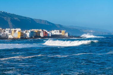 Atlantik Okyanusu 'nun dalgaları Tenerife adası yakınlarında