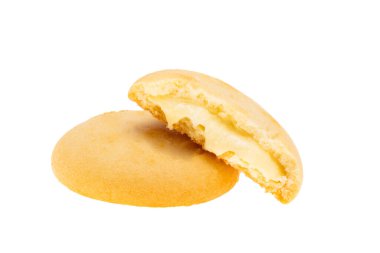 Beyaz arkaplanda kremalı limon kurabiyeleri