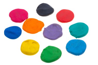 beyaz arkaplanda izole edilmiş renkli plastikler