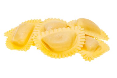 Ravioli beyaz arkaplanda izole edildi