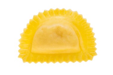 Ravioli beyaz arkaplanda izole edildi