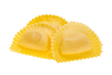 Ravioli beyaz arkaplanda izole edildi