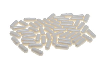 Beyaz arkaplan üzerinde izole edilmiş beyaz kapsüller