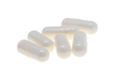 Beyaz arkaplan üzerinde izole edilmiş beyaz kapsüller