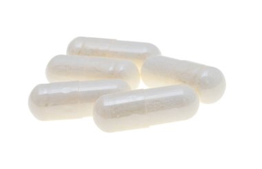 Beyaz arkaplan üzerinde izole edilmiş beyaz kapsüller