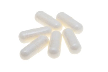 Beyaz arkaplan üzerinde izole edilmiş beyaz kapsüller