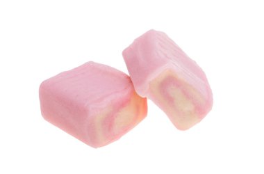 Beyaz arkaplanda izole edilmiş pembe çiğnenmiş şeker