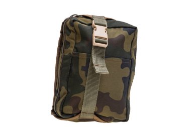 Askeri sağlık çantası beyaz arka planda izole edildi