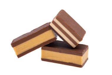 Beyaz arka planda izole edilmiş çizgili çikolata şekerleri