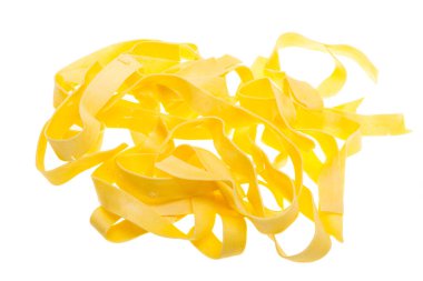 Erişteler beyaz arkaplanda izole edilmiş