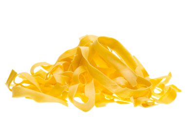 Erişteler beyaz arkaplanda izole edilmiş