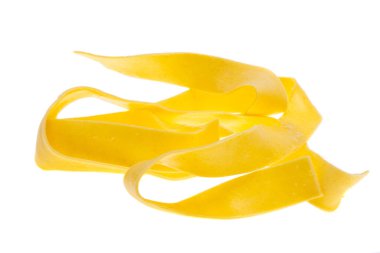 Erişteler beyaz arkaplanda izole edilmiş