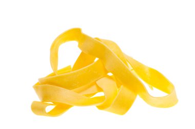 Erişteler beyaz arkaplanda izole edilmiş