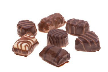 Beyaz arka planda izole çikolatalar