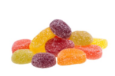 beyaz arkaplanda izole edilmiş meyveli şekerler