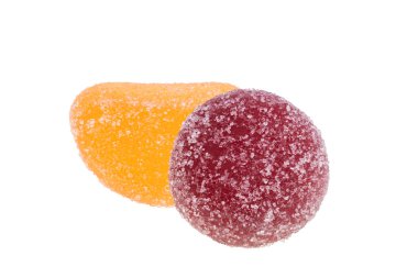 beyaz arkaplanda izole edilmiş meyveli şekerler