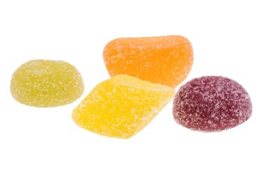 beyaz arkaplanda izole edilmiş meyveli şekerler