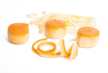 Beyaz arka planda izole edilmiş füme peynir