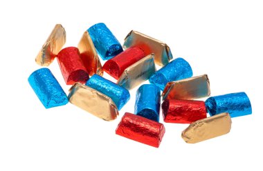 Beyaz arka plan üzerinde izole folyo çikolata şekerleme