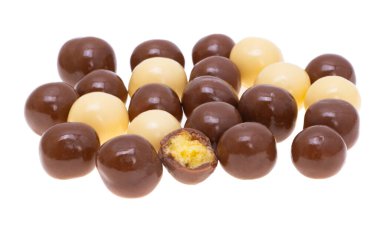 Beyaz arka planda izole çikolata topları