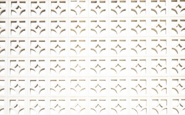 Beyaz arkaplanda taş parmaklıklar izole edildi