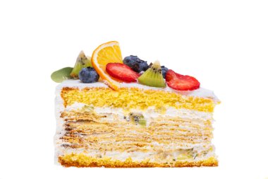 Beyaz arka planda meyveli kek