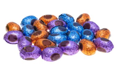 Beyaz arka planda izole edilmiş çikolata yumurtaları