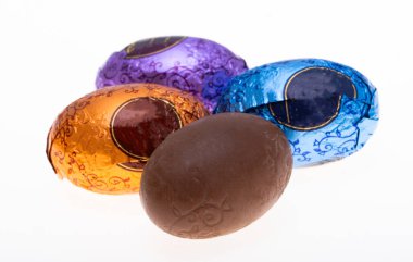 Beyaz arka planda izole edilmiş çikolata yumurtaları