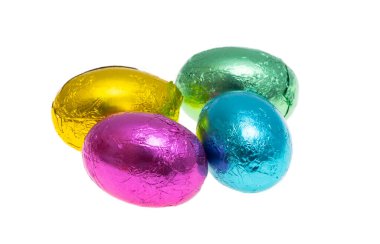 Beyaz arka planda izole edilmiş çikolata yumurtaları