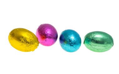 Beyaz arka planda izole edilmiş çikolata yumurtaları