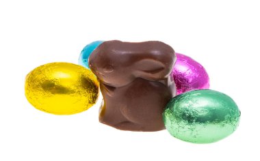 Beyaz arka planda izole edilmiş çikolata yumurtaları