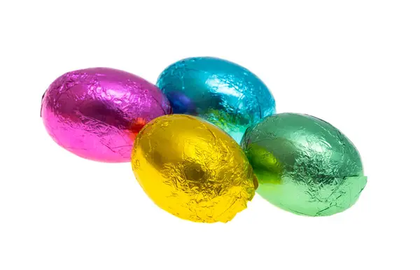 白い背景に隔離されたチョコレートの卵 — ストック写真