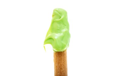 Beyaz arka planda kremalı bisküvi çubukları